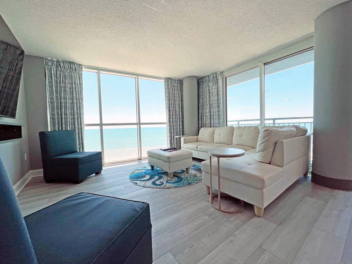 3-bedroom living room with a view of blue sky and water at avista resort in north myrtle beach