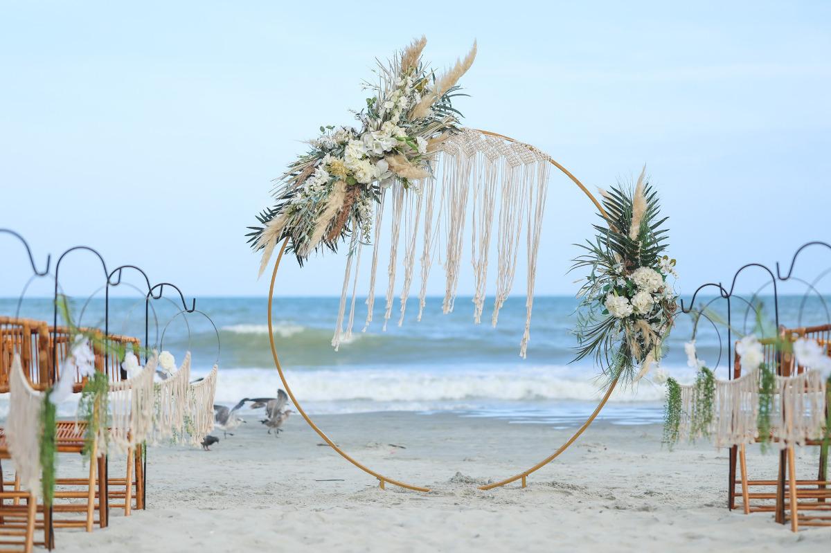 A mini wedding decoration in a beach wedding