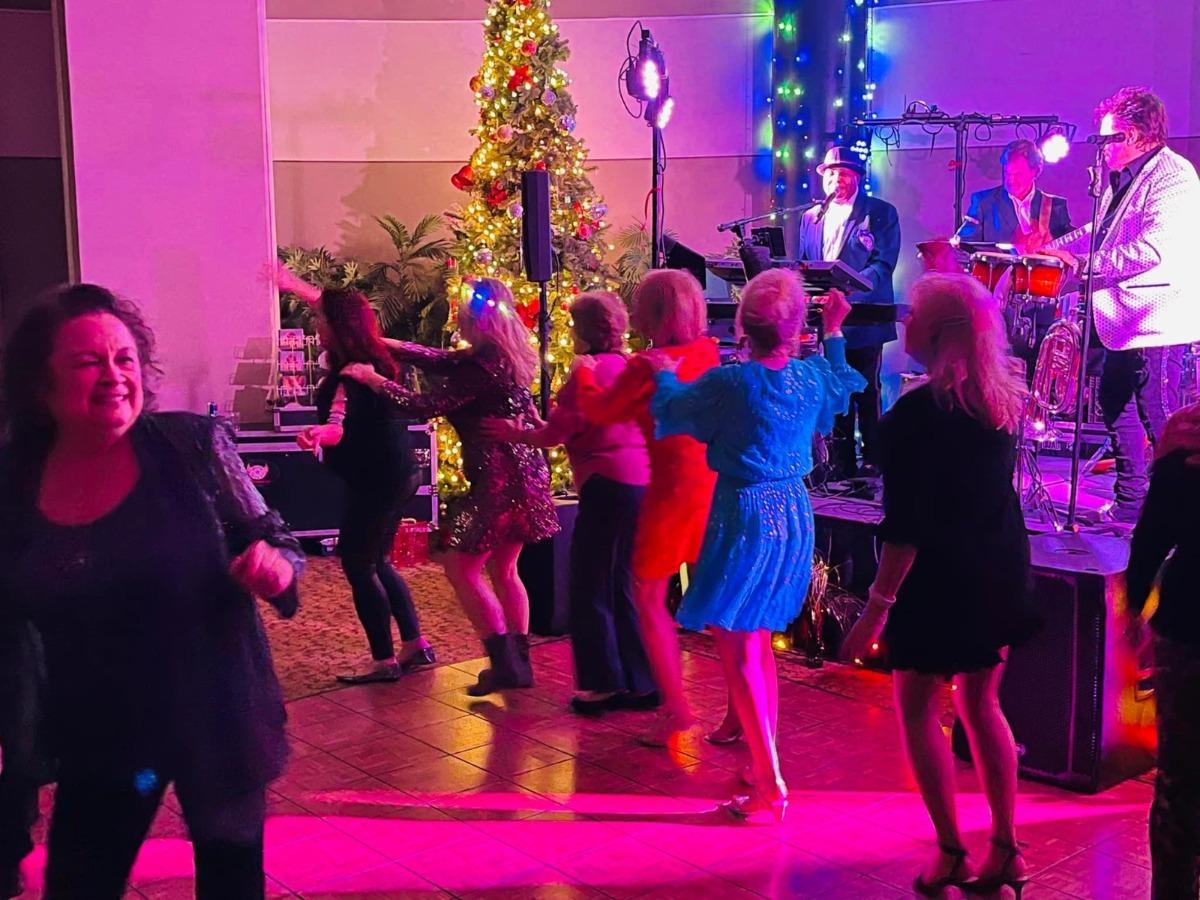 Guests of the Avista Resort dancing while a live band plays in the background on New Years.