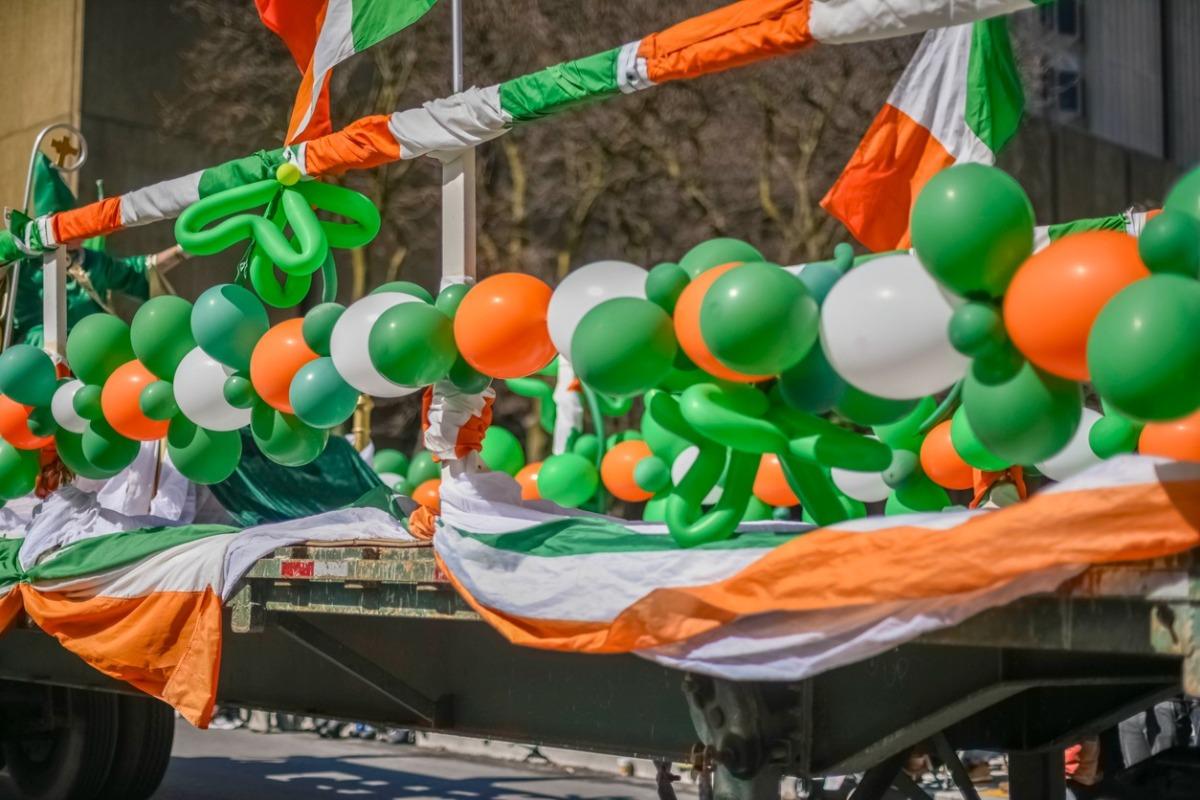 float in the st. patrick's day parade with the irish flag and lots of balloons